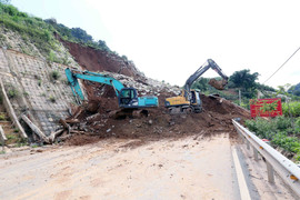 Sạt lở khiến hàng nghìn m3 đất đổ xuống đường tránh Quốc lộ 6 ở Sơn La