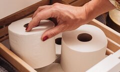 Tại sao không nên để giấy vệ sinh ở đầu giường?