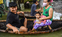 Bị cô lập vì nước lũ, dân Hà Nội sống cảnh không điện nước, chèo thuyền vào làng