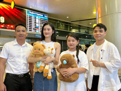 Bạn trai tiễn Hoa hậu Ý Nhi quay trở lại Australia du học