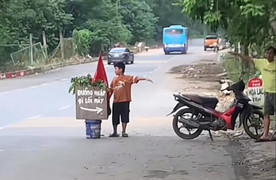 Xúc động cảnh cậu bé Hà Nội đứng chỉ đường cho xe cộ tránh đi vào nơi ngập lụt