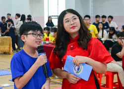 Cô giáo GenZ ẵm giải đặc biệt nhờ bài giảng điện tử bằng tiếng Anh