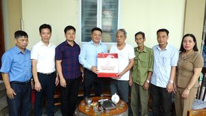 Lãnh đạo huyện Thanh Oai tặng quà gia đình chính sách ngày Thương binh Liệt sĩ