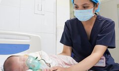 Bé gái 24 ngày tuổi mắc ho gà do sự chủ quan của mẹ