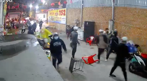 Mang vũ khí hỗn chiến trong quán nước ở TP.HCM