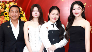 Hai con gái MC Quyền Linh xinh đẹp 'không góc chết'