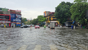 Mưa lớn như trút nước, nhiều tuyến đường ở Bắc Ninh ngập sâu