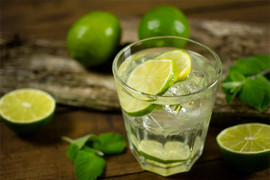 Khi pha nước chanh nên dùng nước nóng hay nước lạnh?