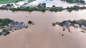 Video vỡ đê ở Trung Quốc, gần 4.000 người phải sơ tán