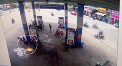 Người đàn ông châm lửa đốt cây xăng ở Nha Trang
