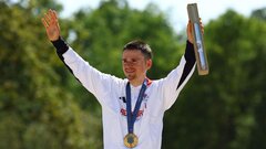 Xe đạp thủng lốp, cua-rơ Anh vẫn giành huy chương vàng Olympic