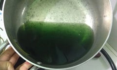 Vì sao nước rau muống luộc có màu xanh đen?