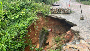 Mưa kéo dài, nhiều tuyến đường ở huyện Tu Mơ Rông, tỉnh Kon Tum sạt lở