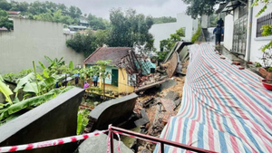 Bùn đất tràn ngập từ nhà đến phố, người dân Hạ Long 'tay cuốc, tay xẻng' dọn dẹp