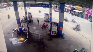 Nha Trang: Người đàn ông châm lửa đốt cây xăng, dân hoảng hồn bỏ chạy