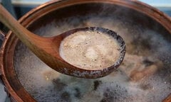 Có nên hớt bọt khi luộc thịt?