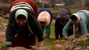 Ngôi làng kỳ lạ, người dân không biết đi, chỉ bò bằng bốn chi