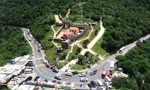 Du khách hào hứng check-in Di tích Hải Vân Quan trong ngày đầu mở cửa trở lại