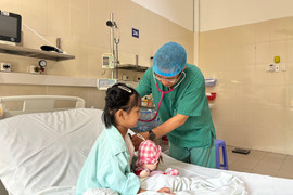 Trái tim người lạ đập trong lồng ngực bé 7 tuổi