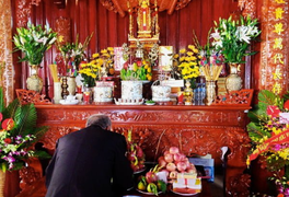 Văn khấn mùng 1 tháng 7 năm Giáp Thìn cúng thần linh và gia tiên 