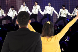 Bố đóng giả làm vệ sĩ hoàng gia để được 'đu idol' K-pop miễn phí cùng con gái