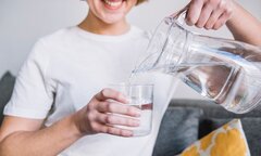 Nên dùng nước đun sôi để nguội trong bao lâu thì tốt?