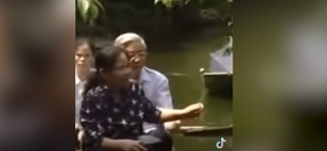 Khoảnh khắc trao nhánh cỏ đầy yêu thương của Tổng Bí thư Nguyễn Phú Trọng cho vợ