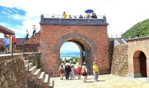 Gần 9.000 lượt khách thăm 'Thiên hạ đệ nhất hùng quan' sau 3 ngày mở cửa