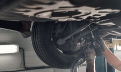 Những dấu hiệu dưới gầm ô tô cần được sửa chữa ngay