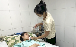 Nữ sinh 19 tuổi chỉ nặng hơn 20kg