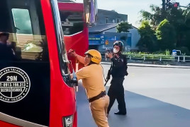 Tài xế xe khách 'húc' CSGT Hải Dương rồi tăng ga bỏ chạy