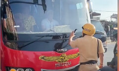 Phạt gần 6 triệu đồng tài xế lái xe khách đẩy CSGT rồi tăng ga bỏ chạy