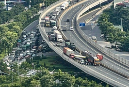 5 ô tô tông liên hoàn trên đường Vành đai 3, giao thông tê liệt