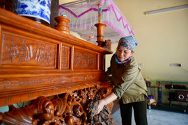 Dân vùng 'rốn lũ' Hà Nội dậy từ 2h sáng dọn nhà, thấp thỏm lo trận lụt mới