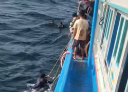 Khoảnh khắc thuyền viên tàu cá lao mình xuống biển cứu 9 ngư dân gặp nạn