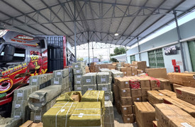 Xe tải chở lậu hơn 20 tấn mỹ phẩm, đồ diện gia dụng bị bắt