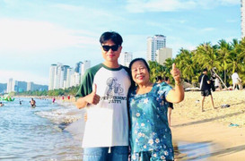 Chàng trai trẻ cùng mẹ 5 năm đi khắp nơi chạy chữa bệnh hiếm 