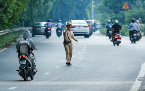 Cố tình đi xe máy vào cao tốc Đại lộ Thăng Long, tài xế bao biện 'vội đi làm'