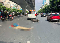 Xe máy kẹp ba tông chết người đi bộ sang đường