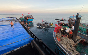 Tàu cá chở 11 thuyền viên bị chìm trên vùng biển Thừa Thiên-Huế