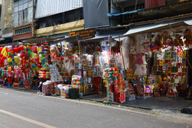 'Hàng hiệu' treo đầy rẫy, phố vàng mã ở Hà Nội vẫn ảm đạm 