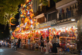 Phố cổ Hà Nội vào mùa Trung thu, cửa hàng chi gần 300 triệu lắp dàn đèn cá chép