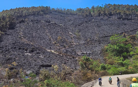 Cánh rừng ở Quảng Bình trơ trụi, nhiều xe máy bị thiêu rụi sau trận cháy lớn