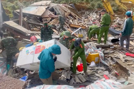 Hiện trường nửa quả đồi sạt lở vùi lấp homestay không phép ở Sơn La