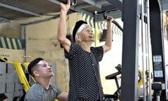 Gặp bà cụ 96 tuổi thích tập gym, ăn bánh tráng trộn ở Hà Tĩnh