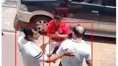 Tạm giữ người dùng khúc xương đập phá xe, đe dọa tài xế ở Bình Dương
