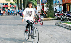 Buông thả 2 tay khi đi xe đạp bị phạt bao nhiêu tiền?