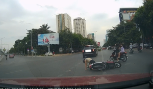 Tài xế Rolls-Royce bẻ lái ẩu làm người đi đường ngã rồi bỏ chạy