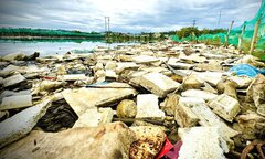 Rác thải trôi nổi bồng bềnh, phủ kín sông Châu Me Đông ở Quảng Ngãi