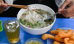 Ăn phở, uống trà đá cùng lúc có tốt?